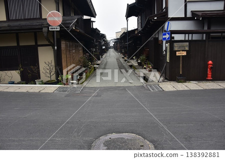 日本岐阜縣高山市的古老街道。散發著歷史氣息的老房子。高山春節期間的早晨景象。 138392881