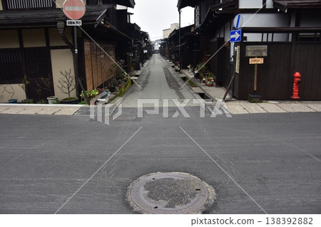 日本岐阜縣高山市的古老街道。散發著歷史氣息的老房子。高山春節期間的早晨景象。 138392882