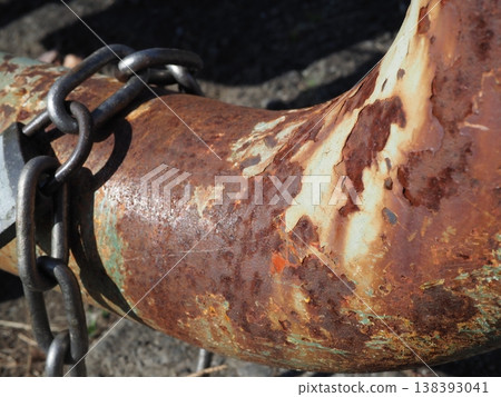 Rusty chains, copy space, the art of rust, feel the wabi-sabi. Rusty chains, copy space, the art of rust, feel the wabi-sabi. 138393041