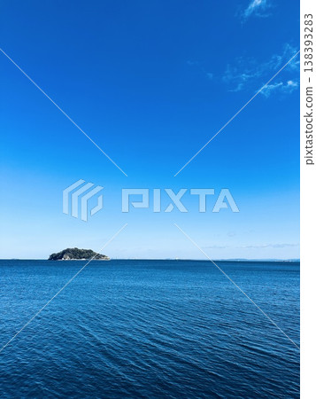碧海藍天間漂浮著一座島嶼,景色令人心曠神怡。 碧海藍天間漂浮著一座島嶼,景色令人心曠神怡。 138393283