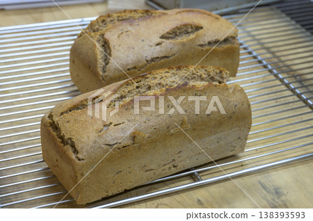 新鮮出爐的石爐黑麥麵包(Kastenmischbrot)。 新鮮出爐的石爐黑麥麵包(Kastenmischbrot)。 138393593