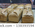 新鮮出爐的石爐黑麥麵包（Kastenmischbrot）。 138393594