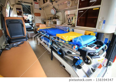救護車內，傷病員被抬上車，高速送往醫院或醫療機構… 138394347