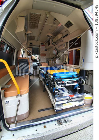 救護車內，傷病員被抬上車，高速送往醫院或醫療機構… 138394348