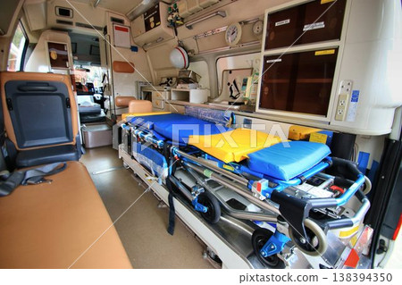 救護車內,傷病員被抬上車,高速送往醫院或醫療機構… 救護車內,傷病員被抬上車,高速送往醫院或醫療機構… 138394350