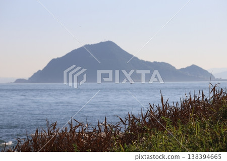 從伊良岬（愛知縣田原市）看到的神島 138394665