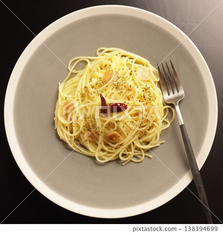 Pasta with the aroma of garlic and chili peppers: Peperoncino Pasta with the aroma of garlic and chili peppers: Peperoncino 138394699
