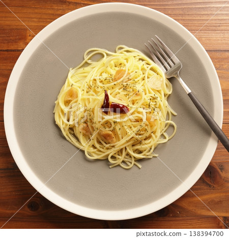 Pasta with the aroma of garlic and chili peppers: Peperoncino 138394700