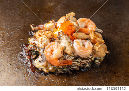 海鮮大阪燒：一道奢華的鐵板燒料理，裡面滿滿都是海鮮。 138395132