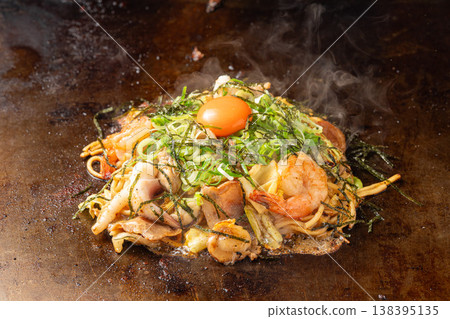 鹽焗麵：一道受歡迎的鐵板燒麵條菜餚，口味清淡。 138395135
