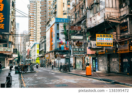 清晨,香港九龍的一條小街。 清晨,香港九龍的一條小街。 138395472
