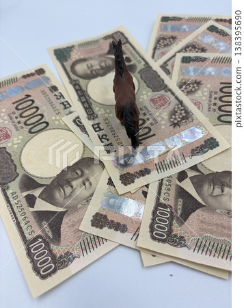 Horse figurine and 10,000 yen bill | Image material related to horse racing, assets, and money Horse figurine and 10,000 yen bill | Image material related to horse racing, assets, and money 138395690