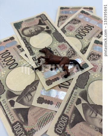 Horse figurine and 10,000 yen bill | Image material related to horse racing, assets, and money Horse figurine and 10,000 yen bill | Image material related to horse racing, assets, and money 138395691