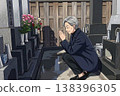 參觀墳墓的資深婦女 138396305