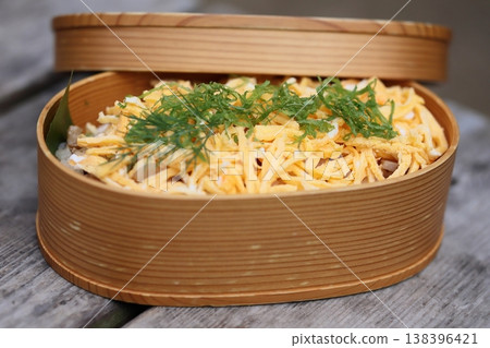 Bara Sushi in a Bento Box 138396421
