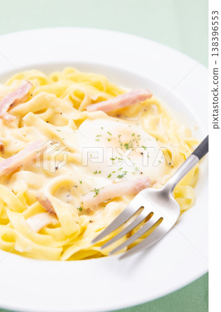 Delicious carbonara 138396553