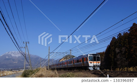 伊吹山與新列車 伊吹山與新列車 138396897