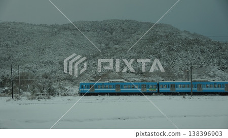 近江鐵路穿過一片白雪皚皚的地區。 138396903