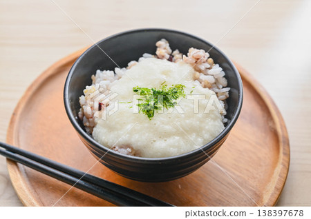 Mixed grain rice with grated yam 138397678