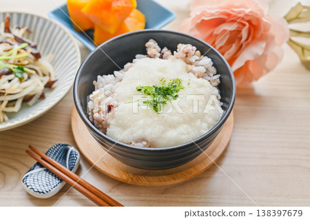 什錦穀物米飯配磨碎的山藥 138397679