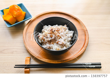 混合穀物煮成的米飯 混合穀物煮成的米飯 138397757