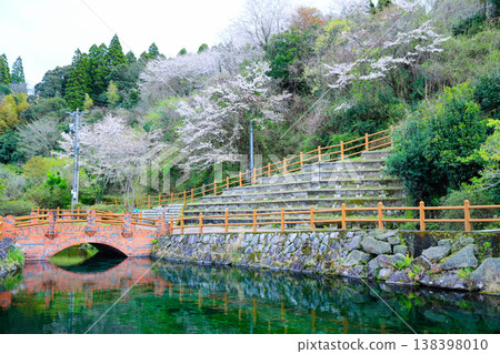 春意盎然的丸池泉（日本百大名泉之一）水邊，春景徐徐展開，是這個季節裡令人神清氣爽的好去處。 138398010
