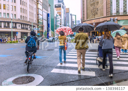 日本東京城市景觀藍色門票系統將於4月1日開始實施。雨中的銀座和腳踏車… 日本東京城市景觀藍色門票系統將於4月1日開始實施。雨中的銀座和腳踏車… 138398117