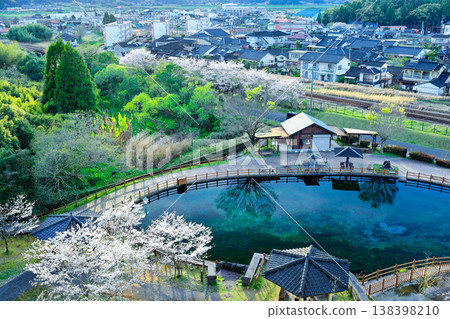 春意盎然的丸池泉（日本百大名泉之一）水邊，春景徐徐展開，是這個季節裡令人神清氣爽的好去處。 138398210