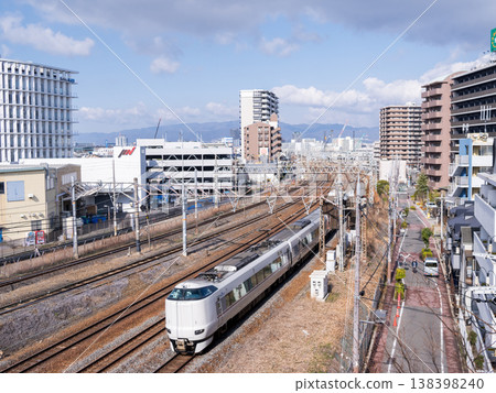 【JR寶塚線】開往大阪的特快列車“鸛” 【JR寶塚線】開往大阪的特快列車“鸛” 138398240