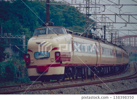 August 24, 1986: A 485 series "Raicho" limited express train (bonnet type) running between Yamazaki and Nagaokakyo (rear view). August 24, 1986: A 485 series "Raicho" limited express train (bonnet type) running between Yamazaki and Nagaokakyo (rear view). 138398350