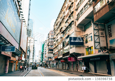 清晨,香港九龍的一條小街。 清晨,香港九龍的一條小街。 138398738