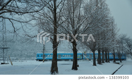 冬季，街道兩旁綠樹成蔭，水杉林立，還有近江鐵道。 138399103