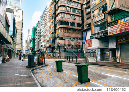 清晨,香港九龍的一條小街。 清晨,香港九龍的一條小街。 138400462