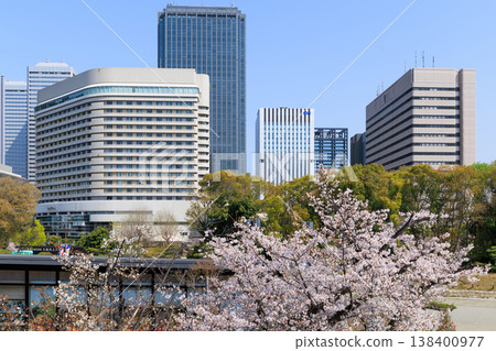 Osaka Castle's castle terrace and cherry blossoms in full bloom in spring. Osaka Castle's castle terrace and cherry blossoms in full bloom in spring. 138400977