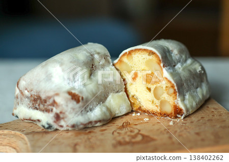 Stollen, dried fruit, cross-section, bread, pastry Stollen, dried fruit, cross-section, bread, pastry 138402262