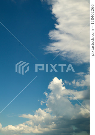 藍天白雲,夏日天空,自然風光,背景。 藍天白雲,夏日天空,自然風光,背景。 138402266