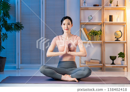 Women who do yoga Women who do yoga 138402418