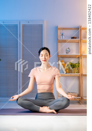 Women who do yoga Women who do yoga 138402422