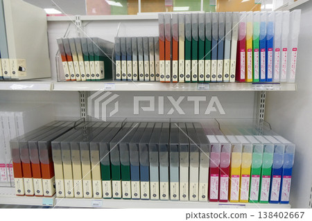 國會公事包:一種採用雙鉸鏈結構的公事包,其蓋子可以完全打開,方便放入和取出文件。 國會公事包:一種採用雙鉸鏈結構的公事包,其蓋子可以完全打開,方便放入和取出文件。 138402667