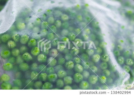 微距拍攝青豆在解凍過程中凝結的水珠 微距拍攝青豆在解凍過程中凝結的水珠 138402994
