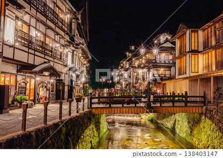 夜晚燈火通明的銀山溫泉 138403147