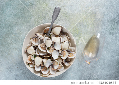 vongole clams, with spices and white wine, top view, no people, 138404611