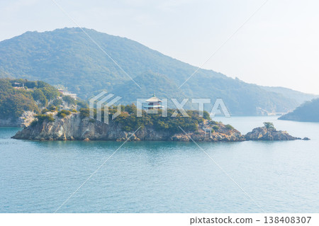瀨戶內海的冬天:從廣島縣福山市鞆之浦的福善寺大朝樓(大朝樓)眺望。 瀨戶內海的冬天:從廣島縣福山市鞆之浦的福善寺大朝樓(大朝樓)眺望。 138408307