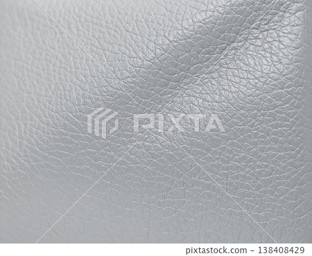 一張淺灰色皮革的特寫微距照片,展現了其細膩的紋理和啞光質感。 一張淺灰色皮革的特寫微距照片,展現了其細膩的紋理和啞光質感。 138408429