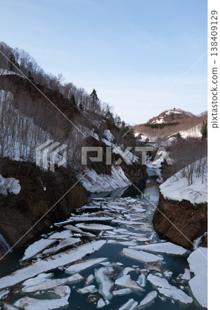 Hama River Dam snow flow in the evening (Oshirakawa, Uonuma City, Niigata Prefecture) Hama River Dam snow flow in the evening (Oshirakawa, Uonuma City, Niigata Prefecture) 138409129