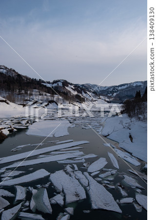 Hama River Dam snow flow in the evening (Oshirakawa, Uonuma City, Niigata Prefecture) Hama River Dam snow flow in the evening (Oshirakawa, Uonuma City, Niigata Prefecture) 138409130