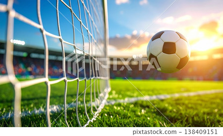 足球擊中球門網的動人瞬間。 138409151
