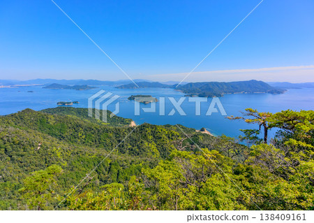 【宮島，彌山】山頂上巨大的、形狀奇特的岩石，以及下方瀨戶內海美麗的群島。 138409161