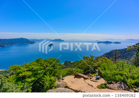 [Miyajima, Mt. Misen] The giant, strangely shaped rocks at the summit and the beautiful archipelago of the Seto Inland Sea spread out below. 138409162