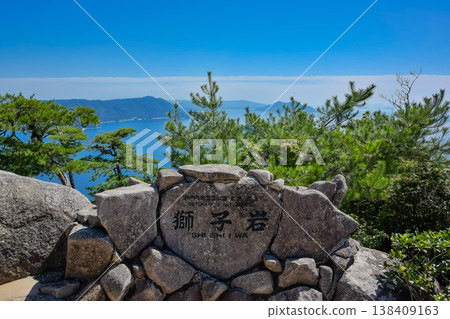 【宮島，彌山】山頂上巨大的、形狀奇特的岩石，以及下方瀨戶內海美麗的群島。 138409163